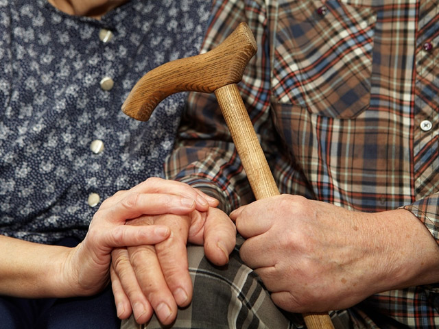 Dos abuelos jubilados son obligados a pagar el 18% de sus jubilaciones en concepto de cuota alimentaria a favor de su nieto discapacitado